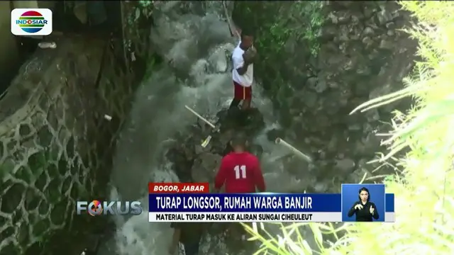Akibat turap longsor, rumah warga Tanah Baru, Kota Bogor, banjir setinggi 1 meter.