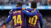 Striker Barcelona, Lionel Messi, bersama Malcom merayakan gol yang dicetaknya ke gawang Espanyol pada laga La Liga di Stadion Camp Nou, Sabtu (30/3). Barcelona menang 2-0 atas Espanyol. (AP/Manu Fernandez)