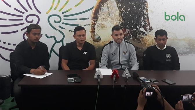 Simon McMenemy bersama dua asisten pelatih Timnas Indonesia, Yeyen Tumena dan Joko Susilo. (Bola.net/Fitri Apriani)