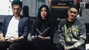 Penyanyi Afgan Syahreza (kanan), Isyana Sarasvati (tengah), dan Rendy Pandugo (kiri) saat rilis single kolaborasi ketiganya di Jakarta, Rabu (21/2). Afgan, Isyana, dan Rendy akan berkolaborasi di lagu berjudul 'Heaven'. (Liputan6.com/Faizal Fanani)
