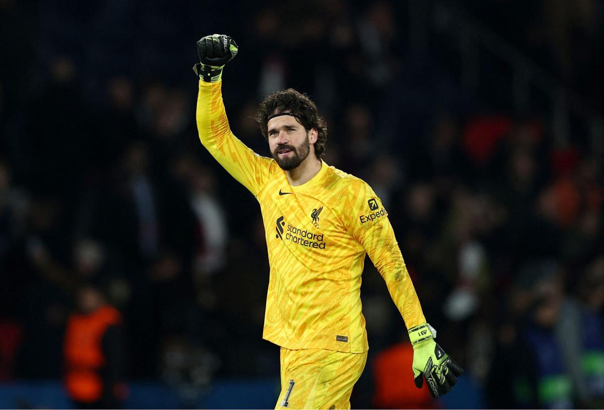 Aksi Alisson Becker tahan gempuran PSG