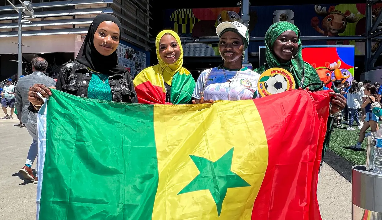 Suporter wanita Timnas Senegal berpose di kawasan MetLife Stadium, AS, sebelum pertandingan Grup I Piala Dunia 2026 antara Senegal dan Prancis, Selasa (16/6/2026). Kehadiran mereka menambah warna dan semangat dukungan bagi Singa Teranga di turnamen sepak bola terbesar dunia. (KLY Sports/Hery Kurniawan/Adv/Powerade)