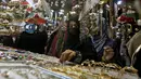 <p>Gadis-gadis muda melihat-lihat perhiasan buatan tradisional saat dia dan yang lainnya mengunjungi pasar untuk berbelanja perayaan Idul Fitri mendatang, di Karachi, Pakistan, Jumat, 29 April 2022. Idul Fitri menandai akhir bulan suci Ramadhan. (AP Photo/Fareed Khan)</p>