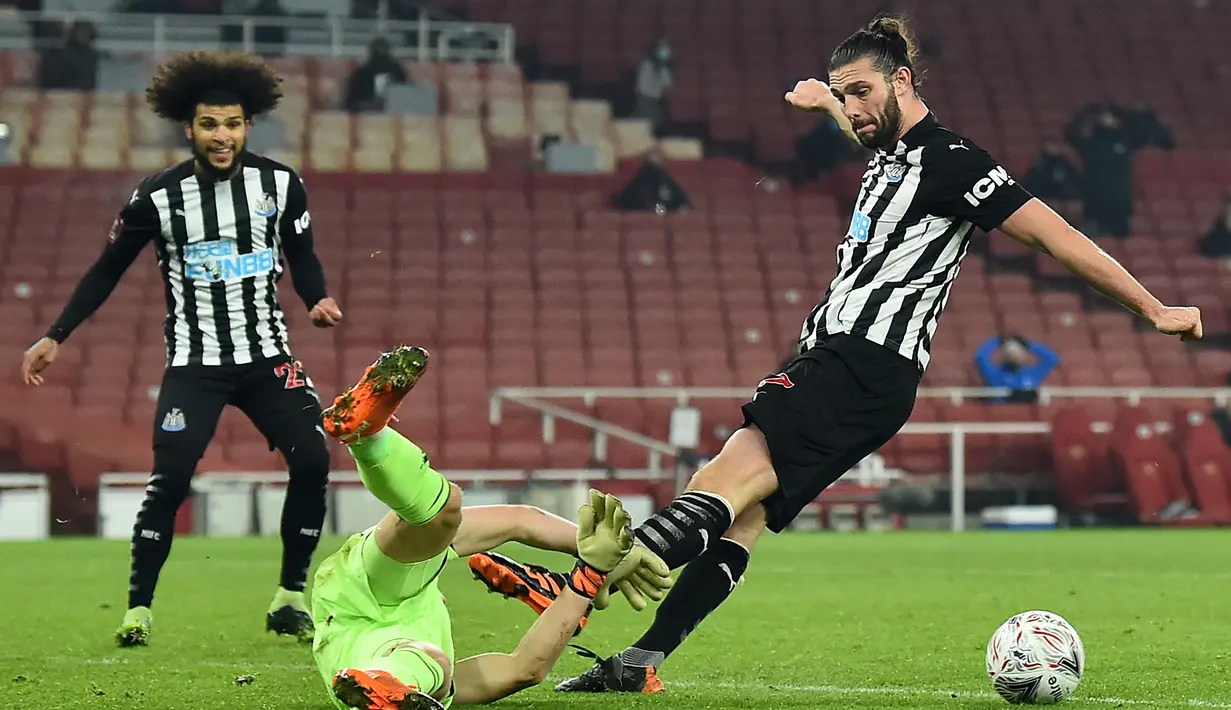 Kiper Arsenal, Bernd Leno (tengah) berhasil menjauhkan bola dari kaki striker Newcastle United, Andy Carroll dalam laga babak ke-3 Piala FA 2020/21 di Emirates Stadium, Sabtu (9/1/2021). Arsenal menang 2-0 atas Newcastle United melalui extra time. (AFP/Glyn Kirk/Pool)