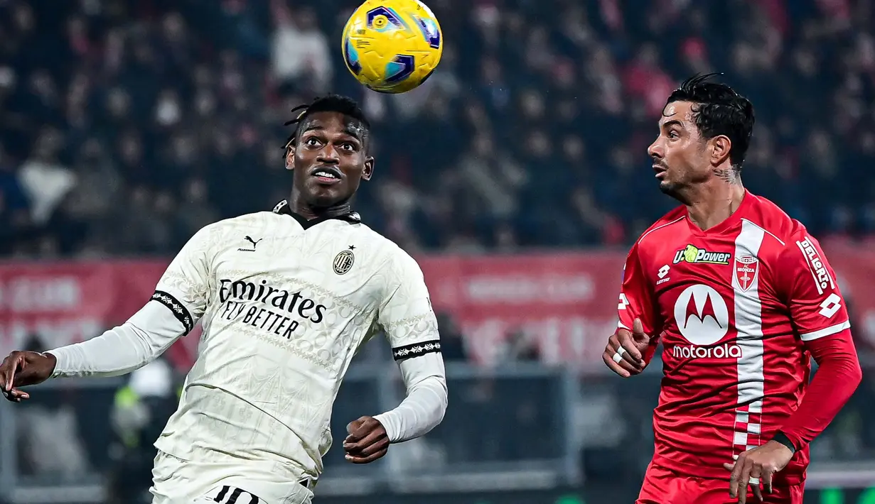 AC Milan sempat tertinggal 0-2 di babak pertama setelah kebobolan gol Matteo Pessina pada menit ke-45 dan Dany Mota (45+6'). (Piero CRUCIATTI/AFP)