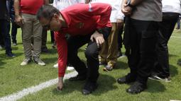 Ketua PSSI, Mochammad Iriawan, mengamati rumput saat inspeksi ke Stadion Pakansari, Bogor, Selasa (3/3/2020). Kegiatan tersebut dalam rangka melihat kesiapan veneu jelang piala dunia U-20 pada 2021. (Bola.com/M Iqbal Ichsan)