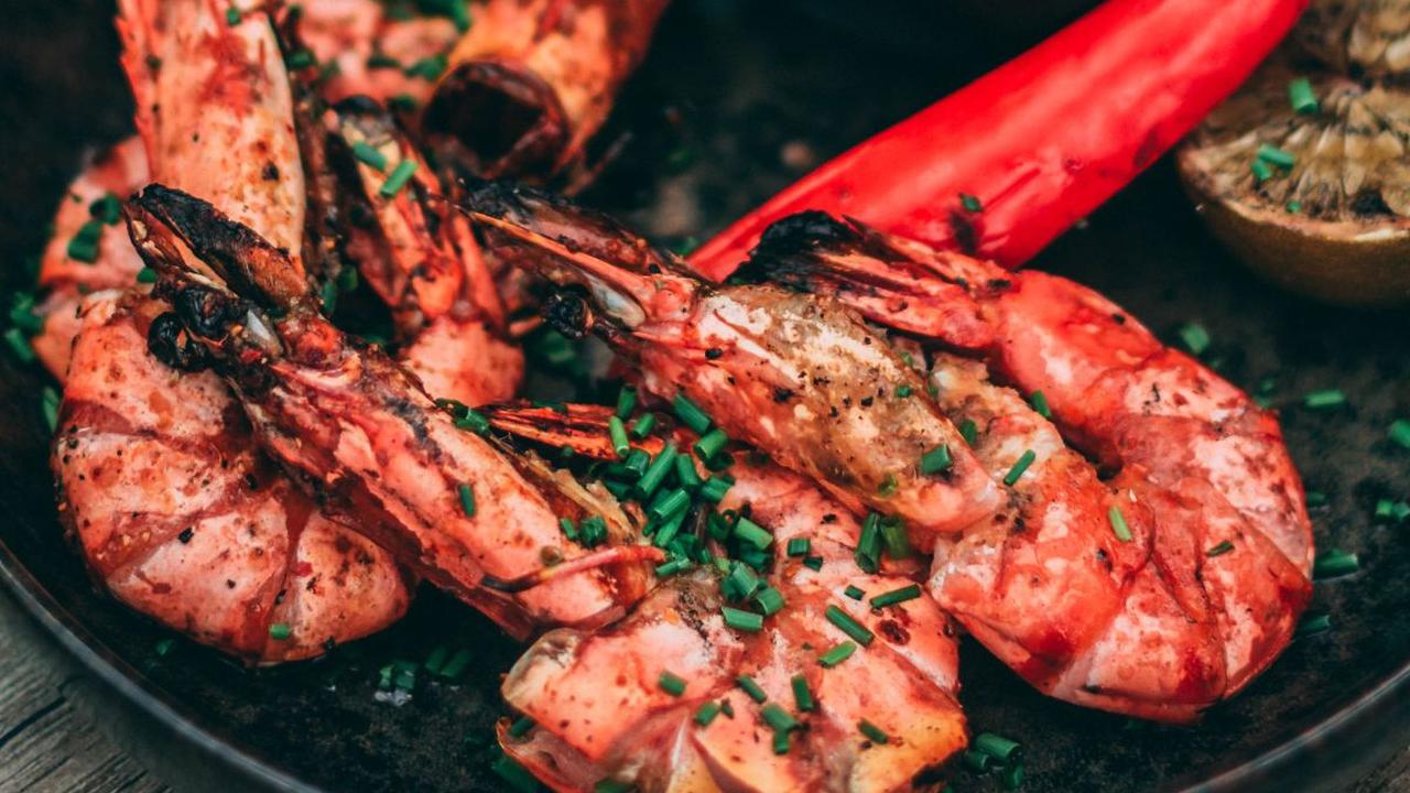 Seafood, seperti ikan, udang, kepiting, dan kerang, mengandung protein yang dapat memicu respons alergi pada tubuh beberapa orang. Gejalanya bisa berkisar dari ringan hingga parah, dan pengenalan dini terhadap tanda-tanda alergi sangat penting untuk mence