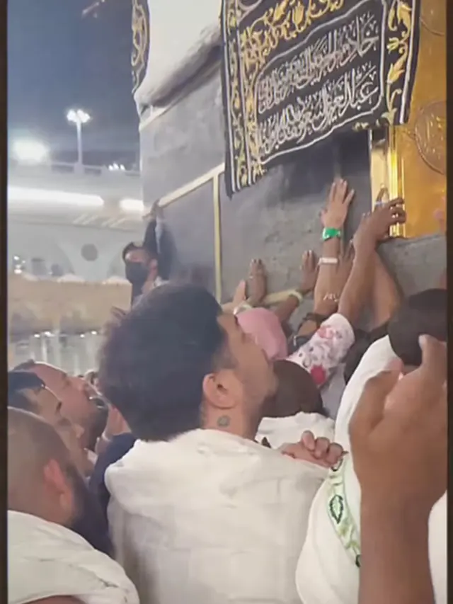 Potret Ivan Gunawan di Depan Kabah