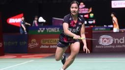 Pebulu tangkis tunggal putri Indonesia, Ester Nurumi Tri Wardoyo berusaha mengembalikan bola saat menghadapi wakil Jepang, Nozomi Okuhara pada laga babak 32 besar Indonesia Open 2024 di Istora Senayan, Jakarta, Selasa (4/6/2024). Ester Nurumi Tri Wardoyo menang dua game langsung 21-17, 21-16. (Bola.com/M Iqbal Ichsan)