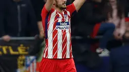 Koke melakukan selebrasi mencetak gol pembuka untuk Atletico Madrid saat melawan Sporting Lisbon dalam pertandingan Liga Europa di stadion Metropolitano, Madrid (5/4). Koke mencetak gol cepat pada pertandingan ini. (AP Photo / Francisco Seco)