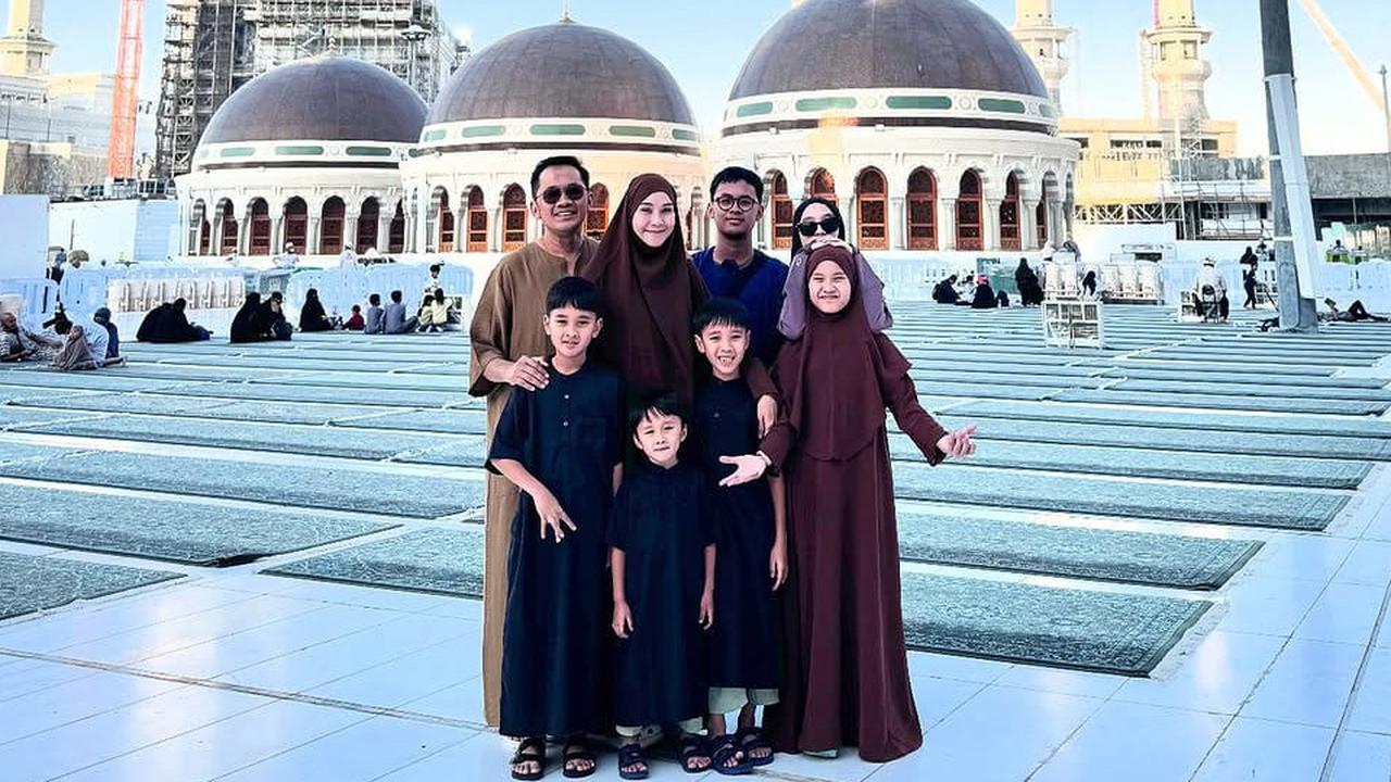 Potret Hanung Bramantyo dan Zaskia Mecca Umroh Bareng Anak-Anak, Kebahagiaan Keluarga Besar