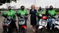 Menlu Inggris Liz Truss bersama para mitra gojek di Monas. Dok: British Embassy