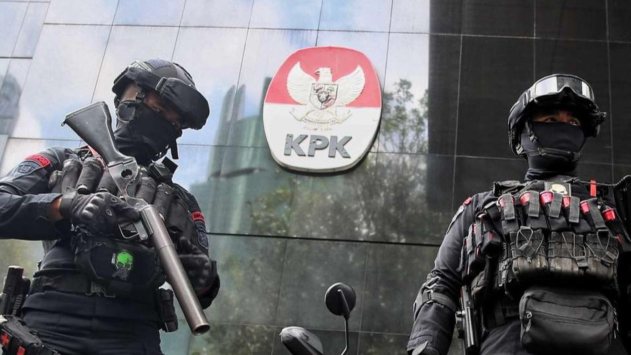 FOTO: Situasi Gedung KPK Dijaga Ketat Polisi Bersenjata Saat Hasto Kristiyanto Diperiksa