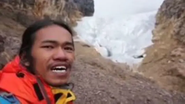 Pesan Menohok Pendaki Gunung Keliling Indonesia Saat Lihat Salju Terakhir di Papua
