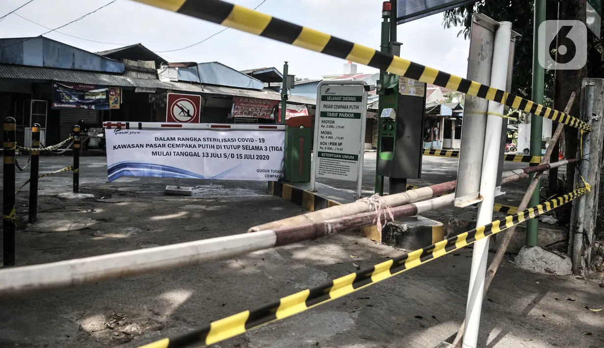 Garis pembatas terpasang saat penutupan sementara Pasar Cempaka Putih, Jakarta, Senin (13/7/2020). Pasar Cempaka Putih ditutup sementara lantaran sebanyak 41 pedagang dinyatakan positif COVID-19 berdasarkan swab test dengan metode PCR. (merdeka.com/Iqbal S. Nugroho)