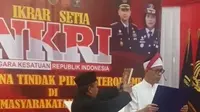 Viral Video Munarman membacakan ikrar setia kepada NKRI. (IG @bangranistones)
