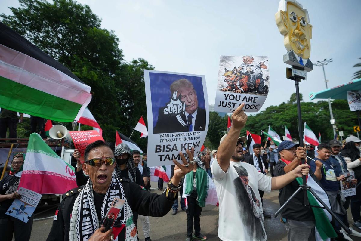FOTO: Massa Aksi di Kedubes Amerika Serikat Mengecam Serangan ke Iran