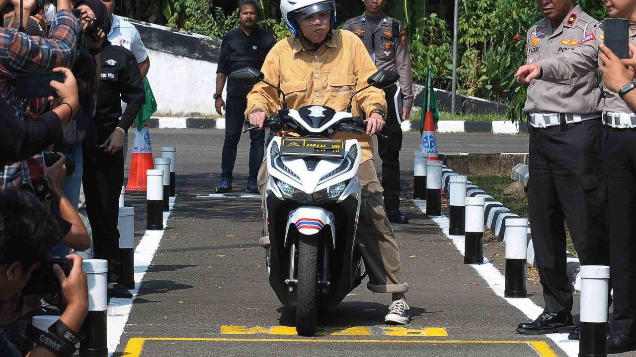Sebagai informasi, lintasan baru ujian praktik SIM C akan diterapkan pada Senin mendatang. Polri telah menghilangkan jalur angka 8 dan zigzag yang dinilai begitu sulit. Terobosan yang baru itu pun terbilang mudah.