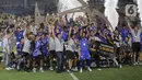 Pesepak bola Arema FC dan ofisial tim berselebrasi usai berhasil keluar sebagai juara Piala Presiden 2024 setelah mengalahkan Borneo FC Samarinda pada pertandingan final di Stadion Manahan, Solo, Jawa Tengah, Minggu (4/8/2024). (Liputan6.com/Herman Zakharia)