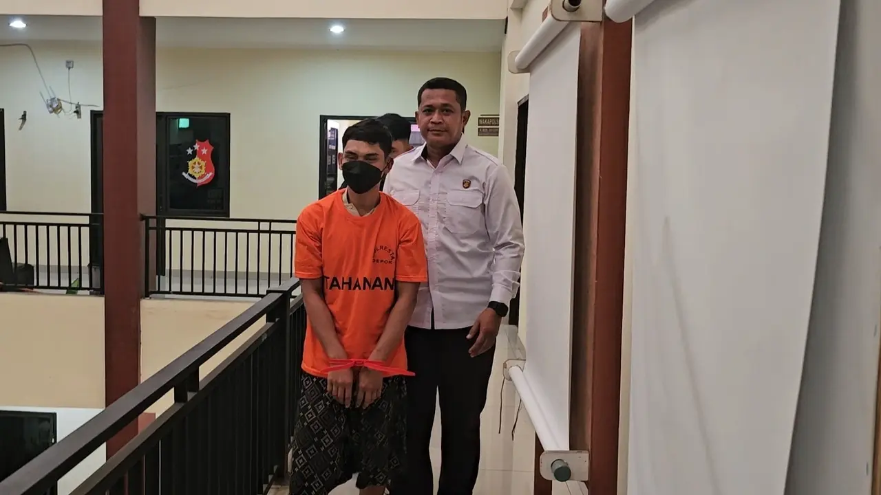 Tersangka curanmor berinisial RS saat dibawa ke Polsek Pancoran Mas, Depok. (Liputan6.com/Dicky Agung Prihanto)