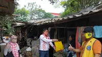 Relawan Solmet membagikan bantuan sembako untuk terdampak corona di Depok. (Istimewa)