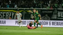 Paulo Gali Freitas beraksi dalam duel Persebaya Surabaya melawan Borneo FC di Stadion Gelora Bung Tomo, Surabaya, Sabtu (20/12/2025) malam. (Doc Persebaya)