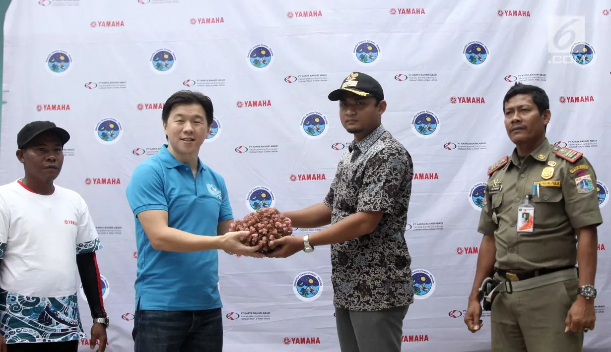 Manager Finance PT Karya Bahari Abadi Yoseph Tandian dan Lurah Pulau Panggang,Yulihardi memberikan transplantasi terumbu,Pulau Pramuka,Jakarta,Sabtu (26/8) Penanaman dalam rangka peringati Hari Maritim Nasional. (Liputan6.com/ Helmi afandi)