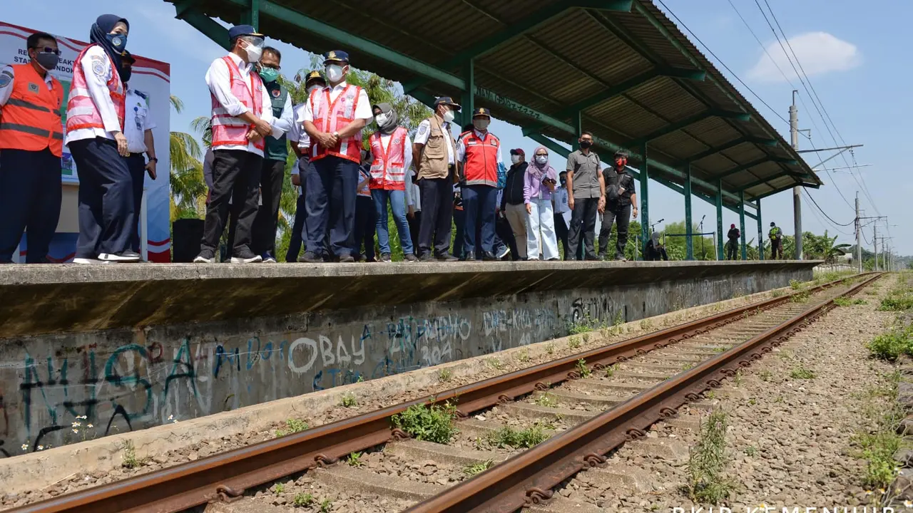 Menhub Budi Karya Sumadi meninjau Stasiun Pondok Rajeg, Cibinong, Kab. Bogor, Rabu (11/8).
