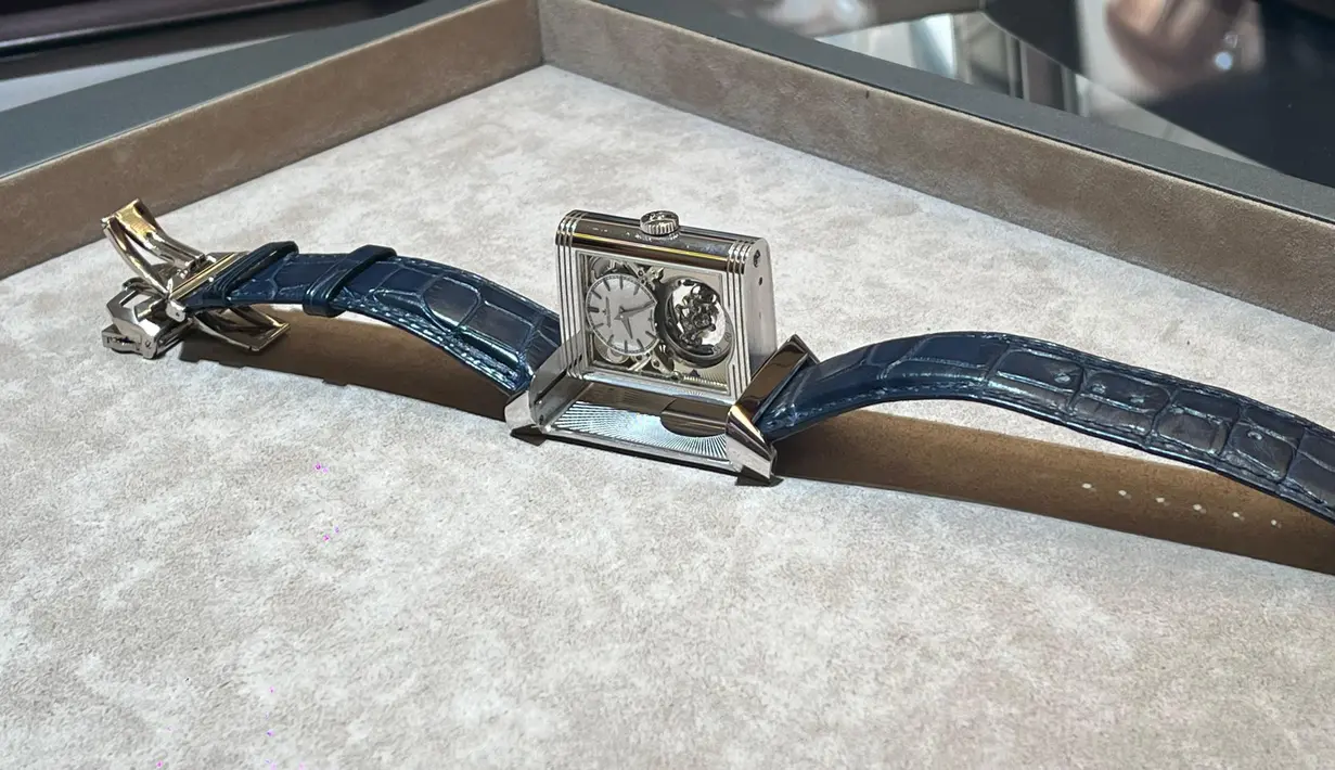 Kisah ini mencakup pengenalan komplikasi pembuatan jam tangan kelas atas seperti repeater menit persegi panjang pertama, kronograf retrograde yang khas, dan Gyrotourbillon – tampilan khas jam ganda di kedua sisi casing. Foto: Fimela.com]