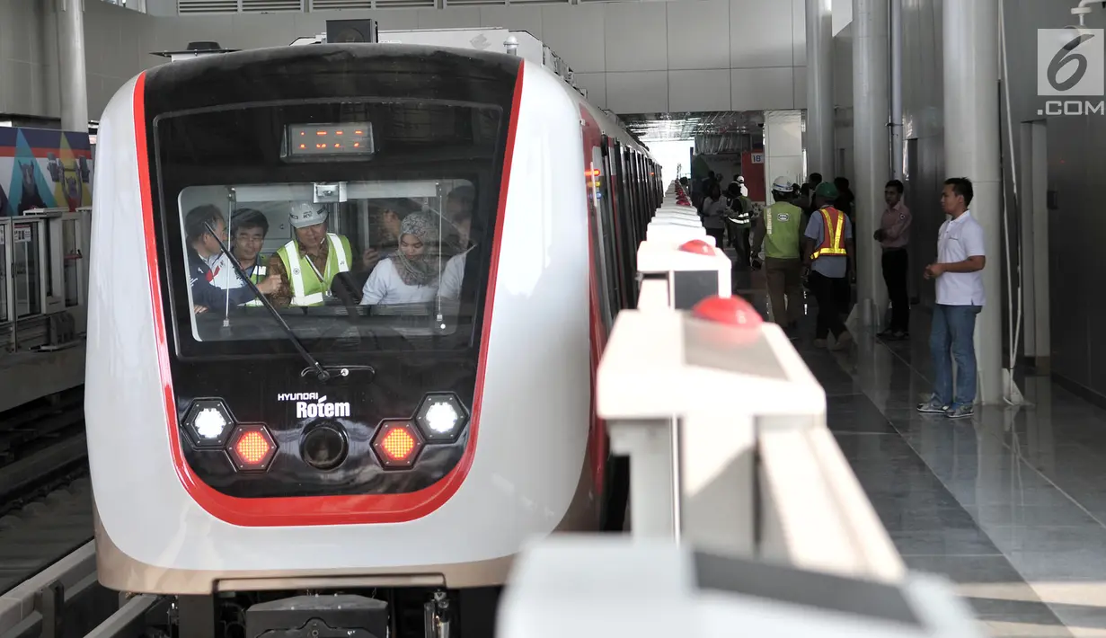 Pengunjung memasuki salah satu gerbong saat uji coba LRT rute Kelapa Gading-Velodrome, Jakarta, Senin (20/8). Uji coba tersebut guna menguji integrasi sarana dan prasarana, perilaku penumpang, serta memberikan sosialisasi. (Merdeka.com/Iqbal S. Nugroho)
