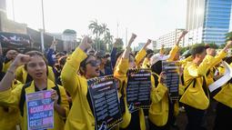 Dalam aksinya, BEM SI membawa 13 tuntutan yang ingin disampaikan kepada wakil rakyat melalui mimbar orasi di depan gerbang utama Gedung MPR/DPR/DPD RI. (merdeka.com/Arie Basuki)