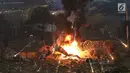 Massa melakukan bakar-bakaran saat kericuhan usai melakukan unjuk rasa di depan Gedung Bawaslu, Jakarta, Rabu (22/5/2019). (Liputan6.com/Helmi Fithriansyah)