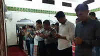 Kepala Kepolisian Daerah (Kapolda) Jawa Timur (Jatim) Irjen Pol Luki Hermawan memerintahkan seluruh jajarannya untuk menggelar salat gaib untuk almarhum Kiai Salahuddin Wahid atau Gus Sholah. (Foto: Liputan6.com/Dian Kurniawan)