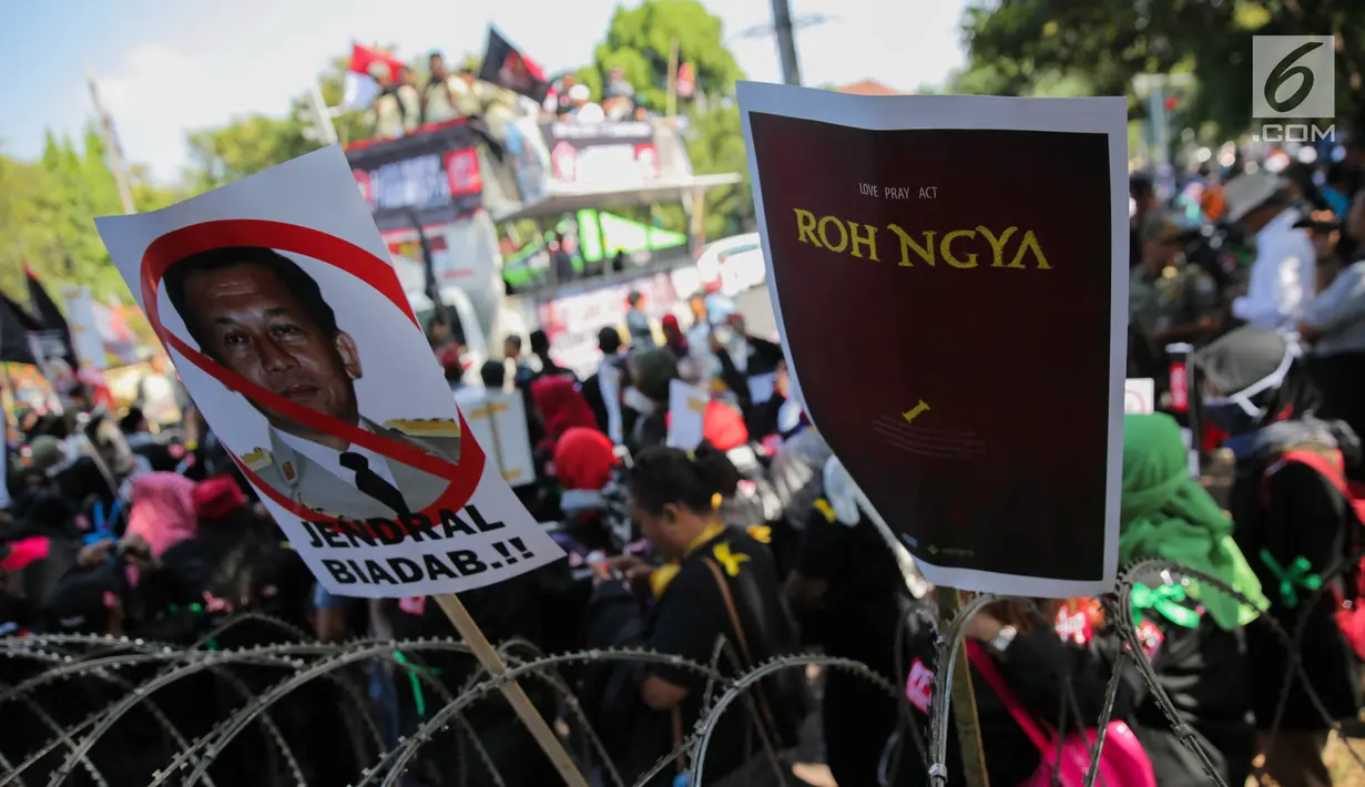 Massa membawa poster dalam aksi bela Rohingya bersama Bang Japar atau Barisan Jawara dan Pengacara di depan Kedutaan Besar Myanmar, Jakarta, Jumat (8/9). Aksi ini dalam rangka solidaritas terhadap muslim Rohingya. (Liputan6.com/Faizal Fanani)