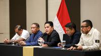 Konferensi pers pemecatan Shin Tae-yong oleh PSSI di Menara Danareksa, Jakarta, Senin (6/1/2025). (Bola.com/Bagaskara Lazuardi)