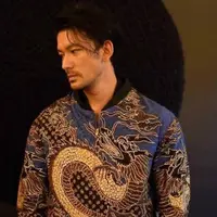 Rio Dewanto dan artis pria kenakan batik (Instagram/riodewanto)