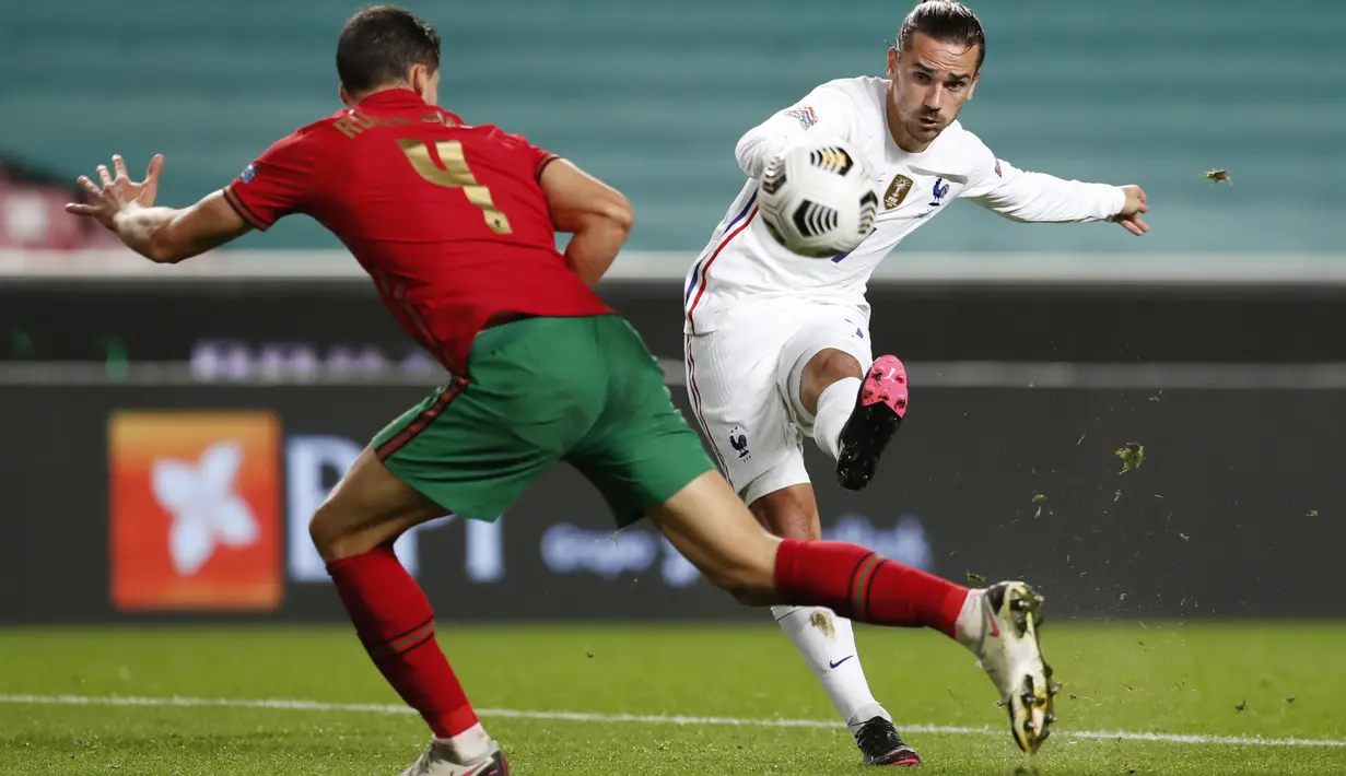 Bek Prancis, Antoine Griezmann melakukan tendangan melewati bek Portugal, Ruben Dias pada babak penyisihan Liga A Grup 3 UEFA Nations League di Estadio da Luz, Lisbon, Minggu (15/11/2020) dinihari WIB. Prancis lolos ke semifinal usai mengalahkan tim kandang Portugal 1-0. (AP Photo/Armando Franca)
