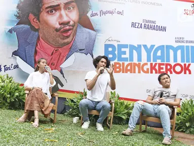 Aktor Reza Rahadian (tengah), Sutradara Hanung Bramantyo (kanan), Produser Falcon pictures, Frederica saat jumpa pers poster film Benyamin Biang kerok, Jakarta, Sabtu (4/11). Film ini akan digarap kembali secara milenia. (Liputan6.com/Herman Zakharia)