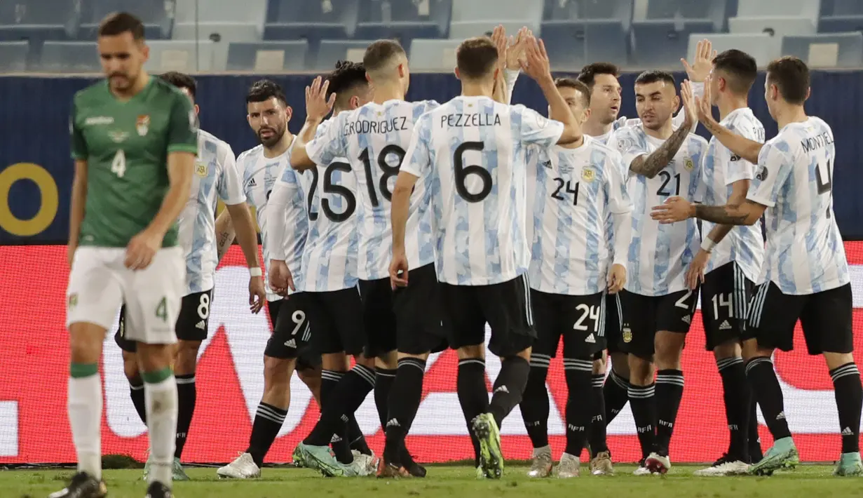 Berkat hasil ini, Argentina berhak lolos ke babak perempat final dengan status juara Grup A dan akan berhadapan dengan Ekuador. (AP/Andre Penner)