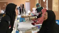 Tim Pembimbing Ibadah Haji Uzur (PIJU) dengan sabar melayani jemaah haji Indonesia yang sudah uzur. (www.haji.kemenag.go.id)