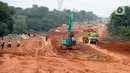 Kondisi proyek jalan baru Bojonggede-Kemang (Bomang) di Jampang, Kabupaten Bogor, Jumat (25/9/2020). Proyek jalan baru Bomang kini memasuki tahap pengurukan tanah untuk pemadatan. (merdeka.com/Dwi Narwoko)