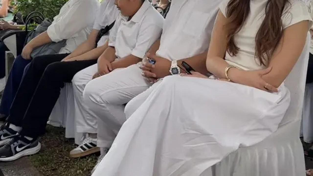 6 Potret Tampilan Sederhana Nia Ramadhani di Rumah Duka hingga Pemakaman Nenek Tercinta