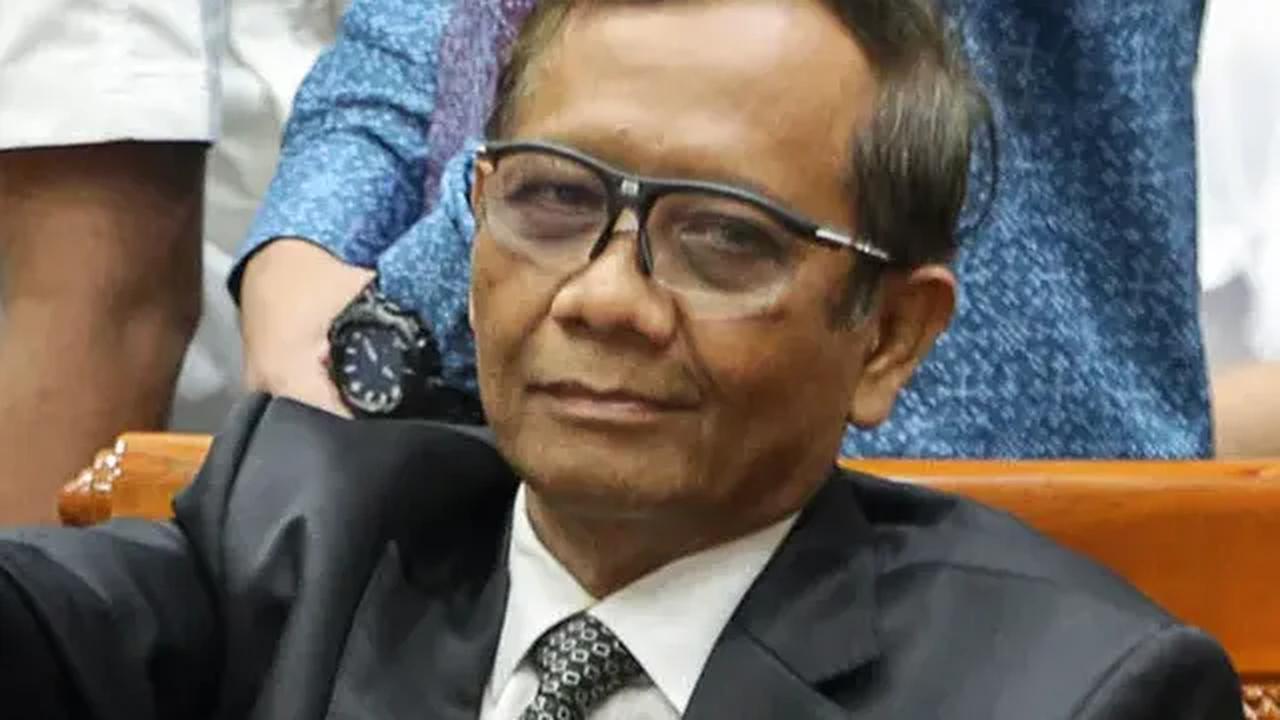 Mahfud yakin betul, polisi akan segera menetapkan tersangka. Tetapi, dia menolak mengungkap siapa sosok tersangka yang akan ditetapkan oleh polisi.