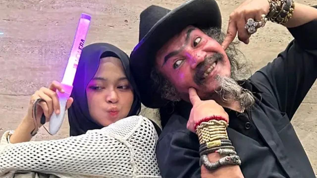 7 Potret Limbad dan Anak Kompak Nonton Konser JKT48, Girang Jadi Wota