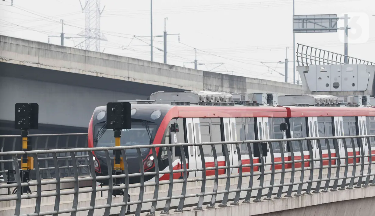 Depo LRT  Jabodebek ini bersisian dengan jalan tol Japek. (Liputan6.com/Herman Zakharia)