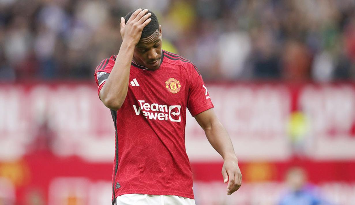 <p>Pemain Manchester United, Anthony Martial, memegang kepala setelah ditaklukkan Brighton and Hove Albion pada laga Liga Inggris di Stadion Old Trafford, Sabtu (16/9/2023). Setan Merah takluk 1-3 dari Brighton. Hasil ini membuat Manchester United turun ke peringkat ke-12 klasemen sementara Premier League dengan koleksi enam poin. (AP Photo/Dave Thompson)</p>