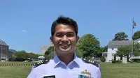 Kapten Laut (P) Ardian Iwasaki Armawi yang merupakan alumni AAL angkatan 55 tahun 2009 telah kembali ke Indonesia dengan predikat "Honor Graduate with Distinction" atau peraih nilai tertinggi dari Surface Warfare Officer School. (HO Dispen AL)
