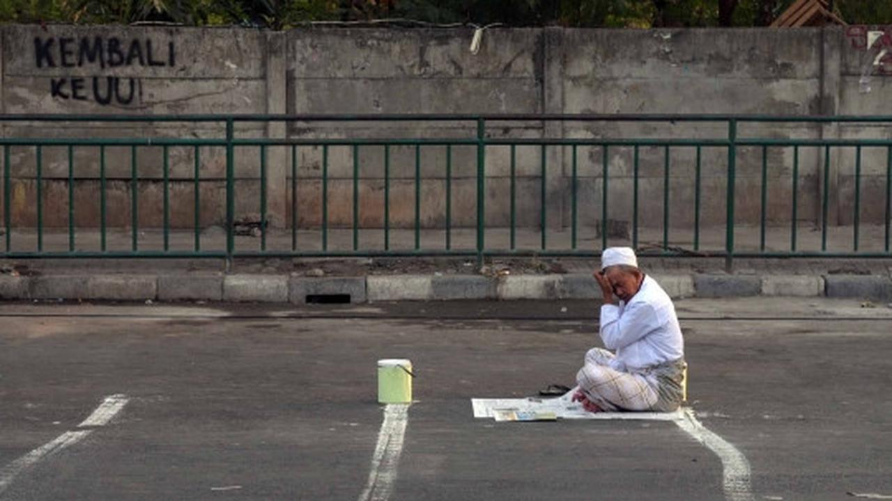 Ribuan warga Jatinegara gelar salat Idul Adha di jalan raya