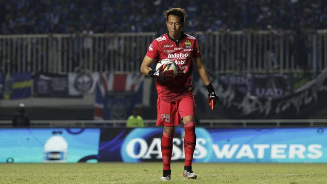 Kiper Persib Bandung, Made Wirawan, memegang bola saat melawan Tira Persikabo pada laga Shopee Liga 1 di Stadion Pakansari, Bogor, Sabtu (14/9). Tira Persikabo bermain imbang 1-1 atas Persib Bandung. (Bola.com/Yoppy Renato)