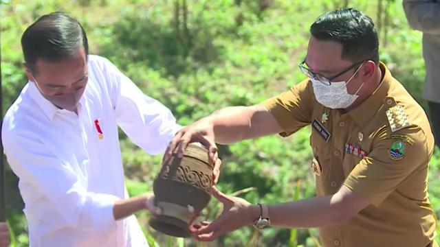 Gubernur Ridwan Kamil menyerahkan kendi berisi air yang berasal dari 27 kota dan Kabupayen di Jawa Barat, di kilometer 0 IKN Nusantara kepada Presiden Jokowi.